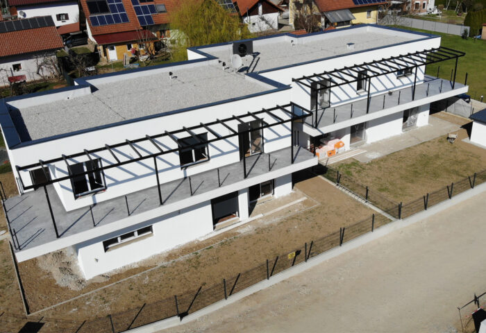 Projekt-Update: Weitendorf – Narzissenweg 1 – Pflaster, Balkongeländer, Außenanlage