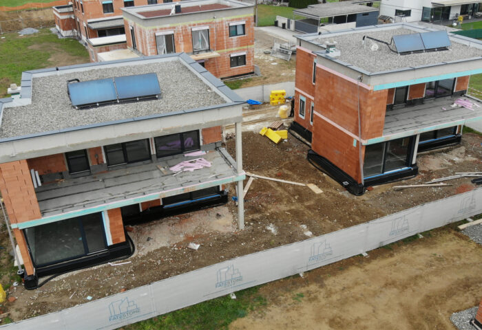 Video-Update: Seiersberg – Hofstättenweg 14 – Flachdach bekiest, Solar-Paneele montiert