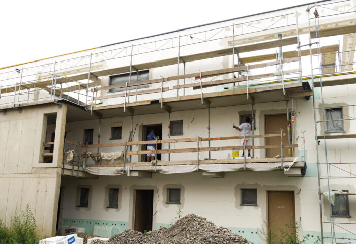 Projekt-Update: Graz – Karlsbader Gasse 48-50 – Fassade am Entstehen, Fliesenleger in Aktion