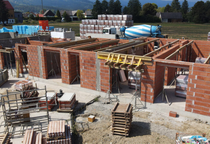 Video-Update: Stainz – Graschuh 131 – Drohnenvideo zur fertigen Tiefgarage und Erdgeschoss-Start