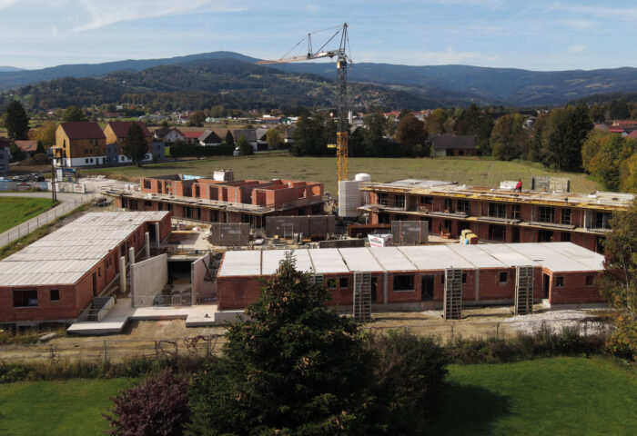 Video-Update: Stainz – Graschuh 131 – Drohnenvideo zur Rohbauentstehung – Häuser A, B, C & D Erdgeschosse fertig