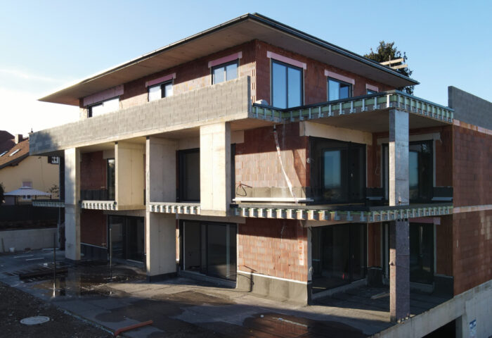 Video-Update: Graz – Mälzerweg 20 – Drohnenvideo über fertige Nurglas-Schienen und Aufschüttung